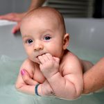 3) poloha_na_bříšku_ po_4_mesici_2