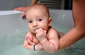 3) poloha_na_bříšku_ po_4_mesici_2